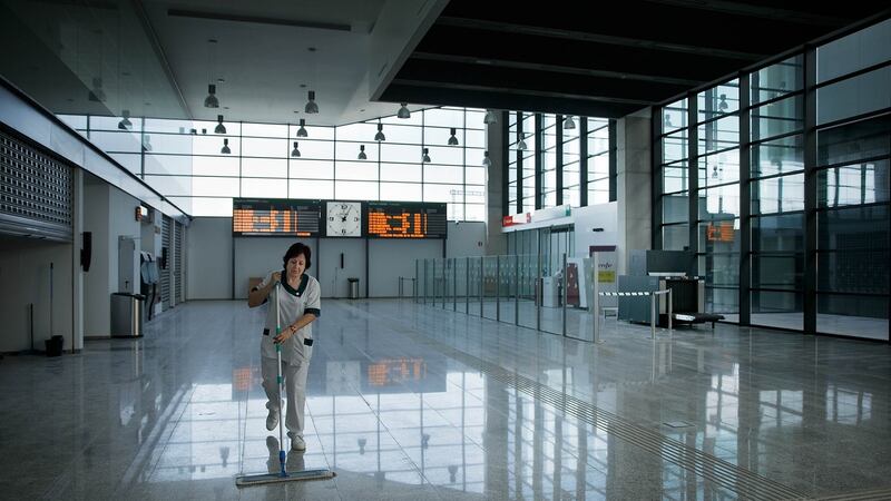 Spain’s unemployment rate unexpectedly falls