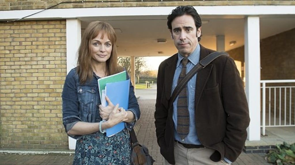 Andrew (Stephen Mangan) with his actual wife Kim (Heather Graham)