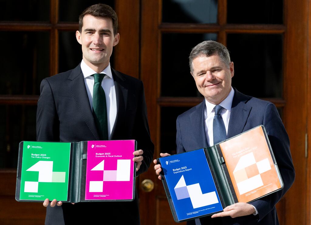 An bheirt Airí a bhfuil cúram orthu as an ngeilleagar, Jack Chambers agus Paschal Donohoe. Grianghraf: Sam Boal/Collins Photo