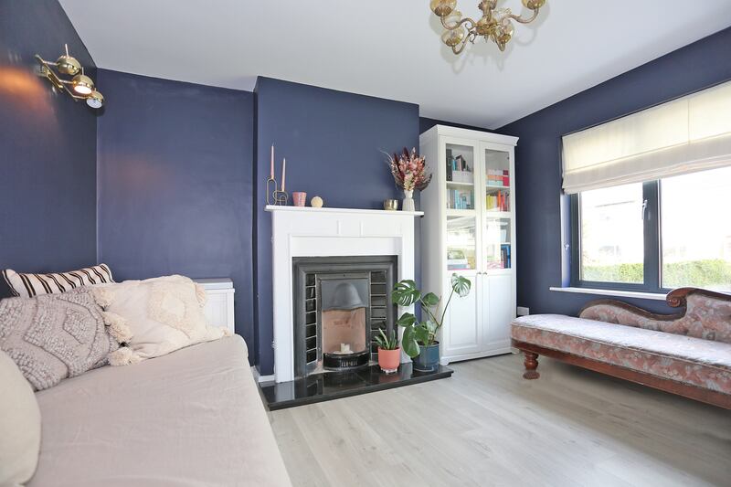 A formal livingroom to the front