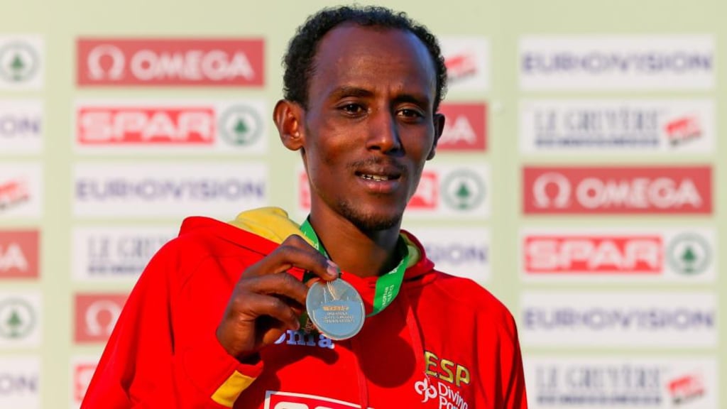 Spain’s Alemayehu Bezabeh shows off his gold medal after his win in the men’s senior race.