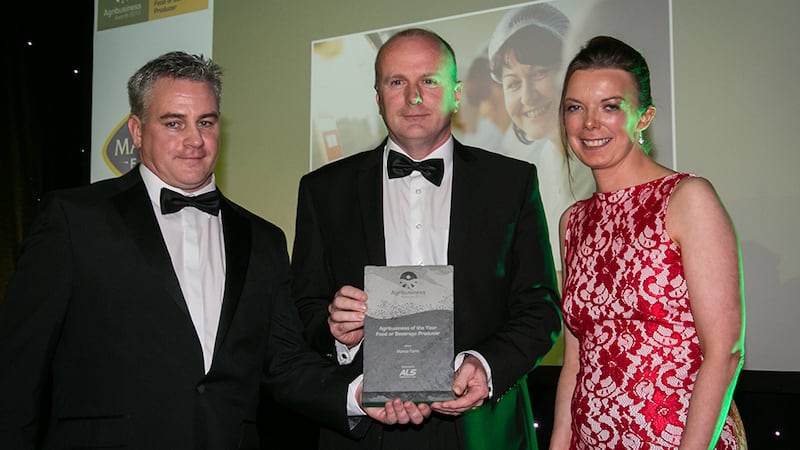 Pat Phibbs, General Manager, ALS Labelling Solutions, presents the Agribusiness of the Year – Food or Beverage Producer award to Tom Horan & Joyce Johnston, Manor Farm