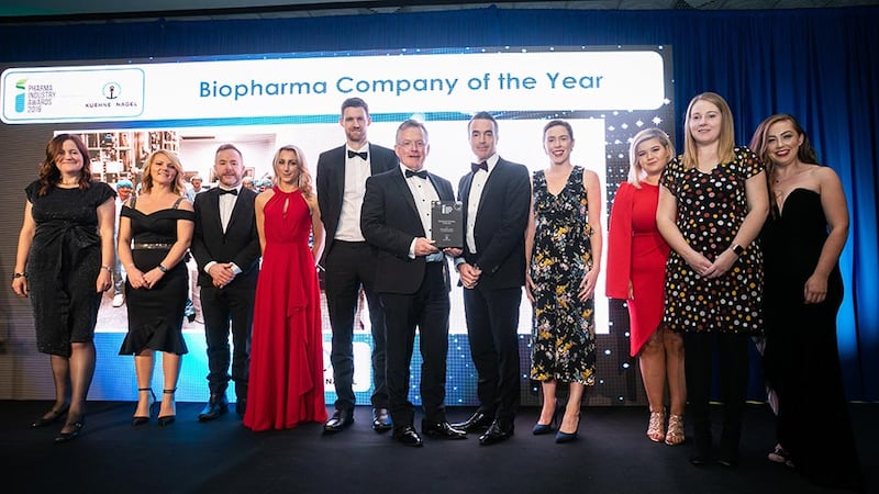 Adam O’Sullivan, Director of Pharma + Healthcare, Kuehne + Nagel presents the Biopharma Company of the Year award to the Bristol-Myers Squibb, Cruiserath Biologics team.