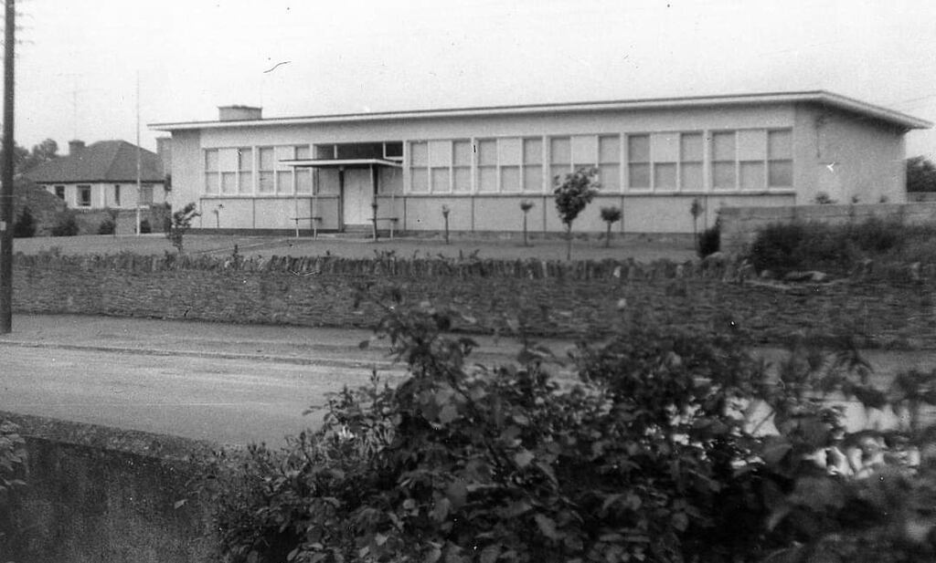 Scoil Chrónáin, Ráth Cúil. Tá 188 gaelscoil, 107 bunscoil Ghaeltachta agus 87 iar-bhunscoil (aonaid san áireamh) a fheidhmíonn trí mheán na Gaeilge ar an bhfód anois mórthimpeall na tíre, thuaidh agus theas.