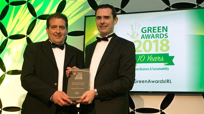 Cormac Mannion, Energy Services Manager, Energia, presents The Sustainable Energy Achievement award to Michael McCarthy, Carbery Food Ingredients.