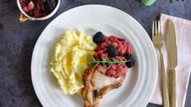 Pork chops with apple and blackberries