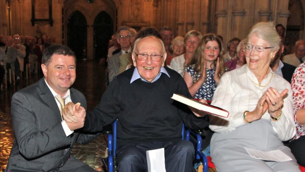 Aonghus Dwane (ar clé), Donald Caird agus a chéile mná, Nancy Caird.