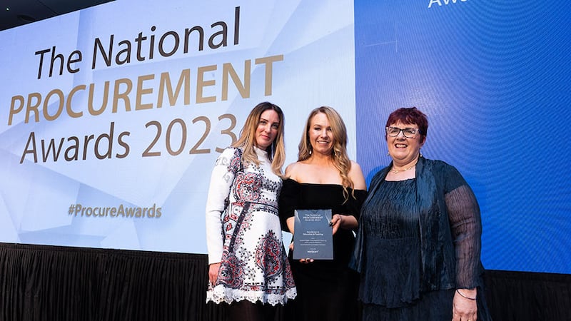 Lisa Murray, sourcing director at Verizon, presents the excellence in education and training award to Treasa Brannick O'Cillín and Jeanne Copeland, Greenville Procurement Partners
