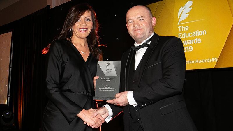 Maurice Olwill, European and Middle Eastern Health and Safety Manager, Air Products Ireland presents the Best Student Experience Award to Dr Aoife McCarthy, Cork Institute of Technology