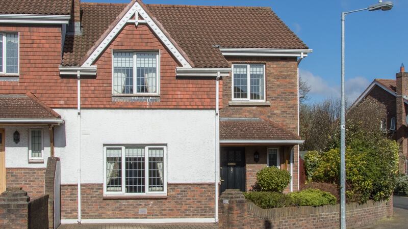 Residential enclave set back from N11