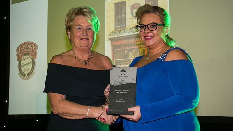 Rhonda Montgomery, Chief Executive, Butchery Excellence International, presents the Agribusiness of the Year – Pig & Pigmeat award to Colette Twomey, Clonakilty Food Co