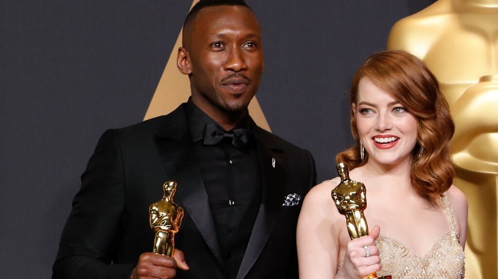 Best supporting actor winner Mahershala Ali, for Moonlight and best actress Emma Stone for La La Land, hold their Oscars. Lucas Jackson/Reuters