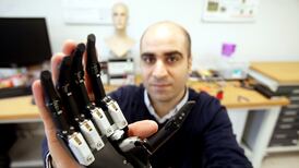 New bionic hand can ‘see’ objects and pick them up