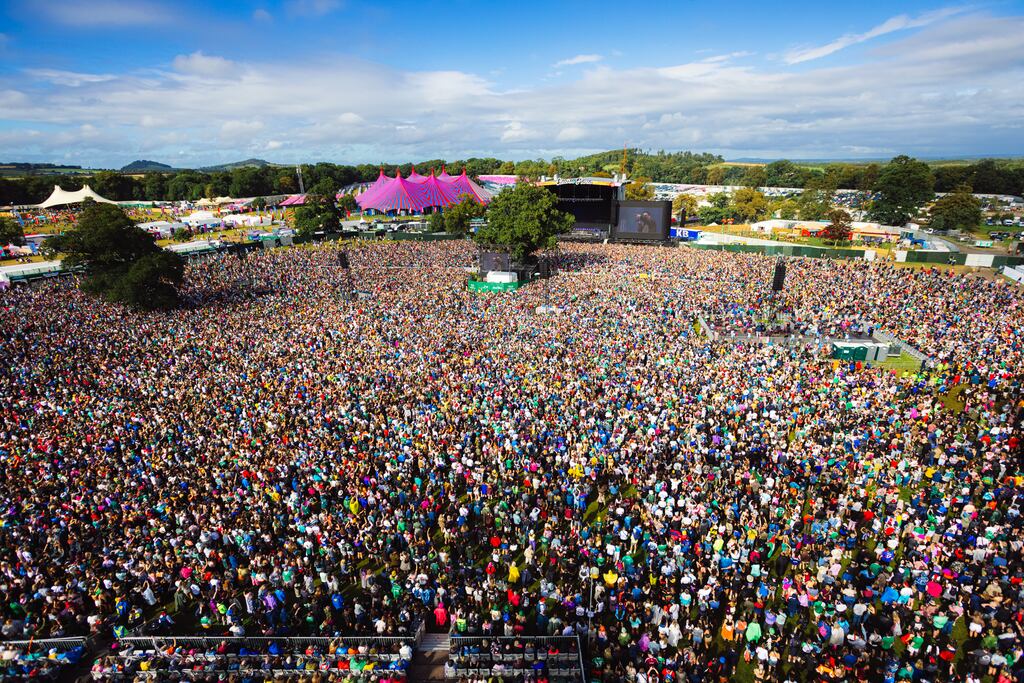 An slua a d'fhreastail ar cheolchoirm Kneecap ag féile na Picnice Leictrí i Sráidbhaile Laoise. Grianghraph: Anamaria Meiu