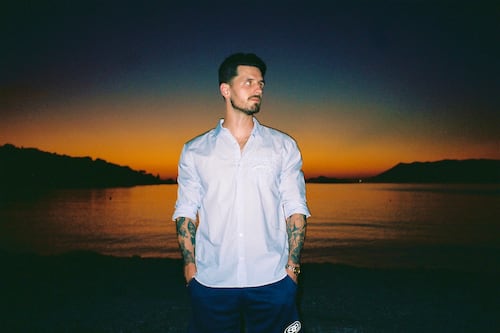 “Mar ealaíontóir, bím i gcónaí ag féachaint ar an domhan trí lionsa cruthaitheach”