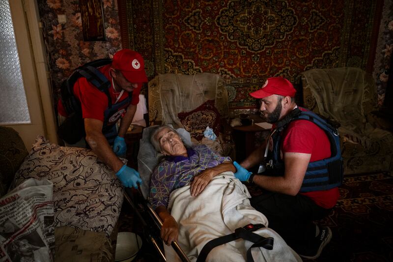 Izraida Kurylo (83), is evacuated from her home with a broken hip by workers with the Ukrainian Red Cross in Kupiansk-Vuzlovyi. Photograph: Lynsey Addario/New York Times