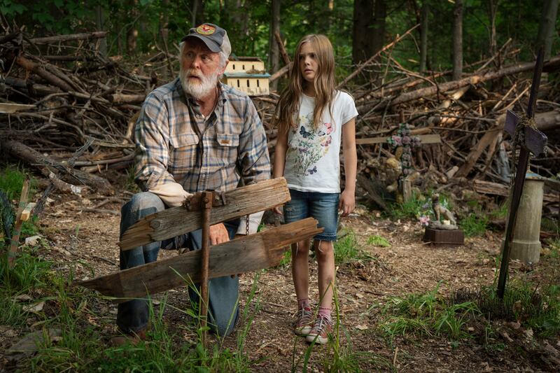 John Lithgow and Jeté Laurence in Pet Sematary