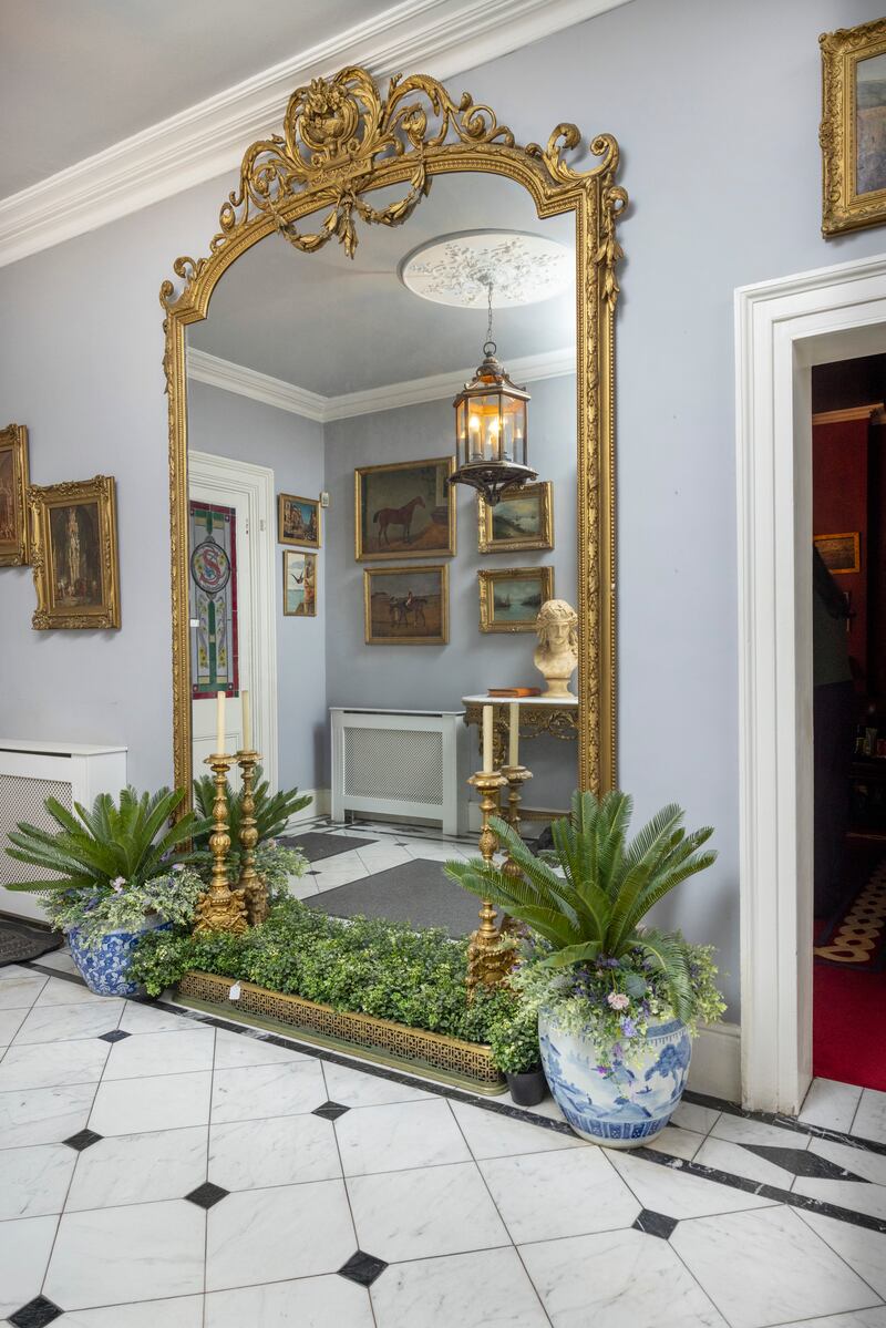 Large 19th-century giltwood and gesso overmantel mirror (€2,000-€3,000)