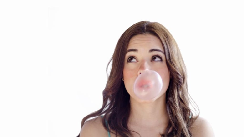 Research shows that chewing gum enhances people’s alertness, whether they are completing tasks at the same time or not.