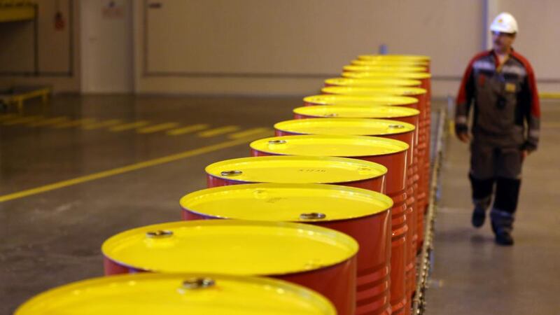 Oil prices fall as Saudi Arabia dampens prospects of output freeze