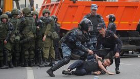 Hundreds of  protesters held  as Putin critic Navalny arrested
