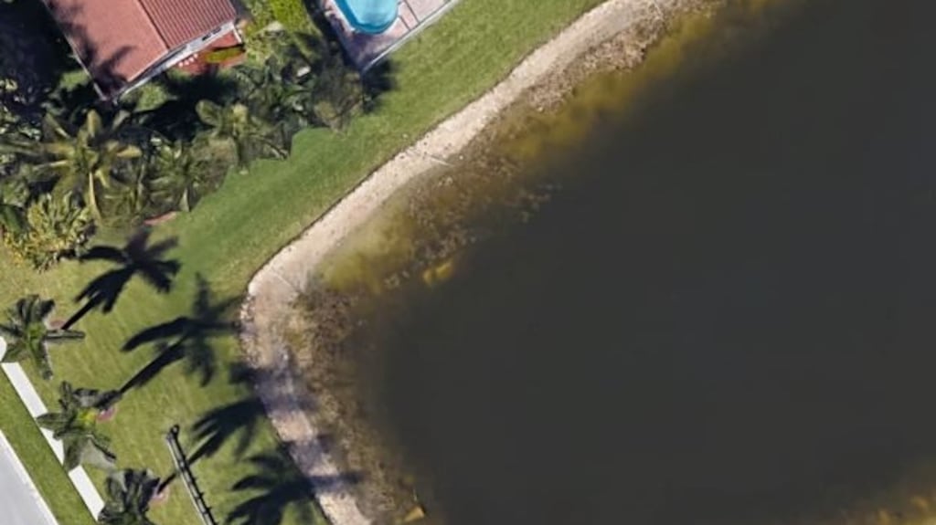 A submerged car held the remains of William Moldt in the Grand Isles neighbourhood in Wellington, Florida. Image: Google