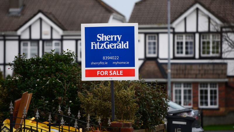 The trend to commuter sprawl continues, even though this is directly contrary to Government policy .