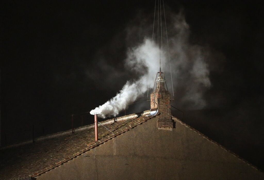 Habemus Papam! Beidh pápa nua ann nuair a fheicfear deatach bán ag teacht as simléar na Séipéile Sistíní. Griangraph: Getty