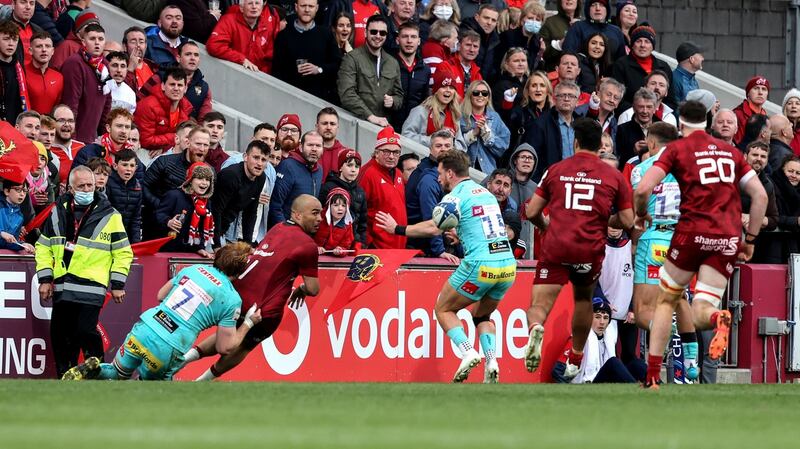 Munster’s Simon Zebo offloads to Damian de Allende for hislate try against Exeter Chiefs. Photograph: Dan Sheridan/Inpho