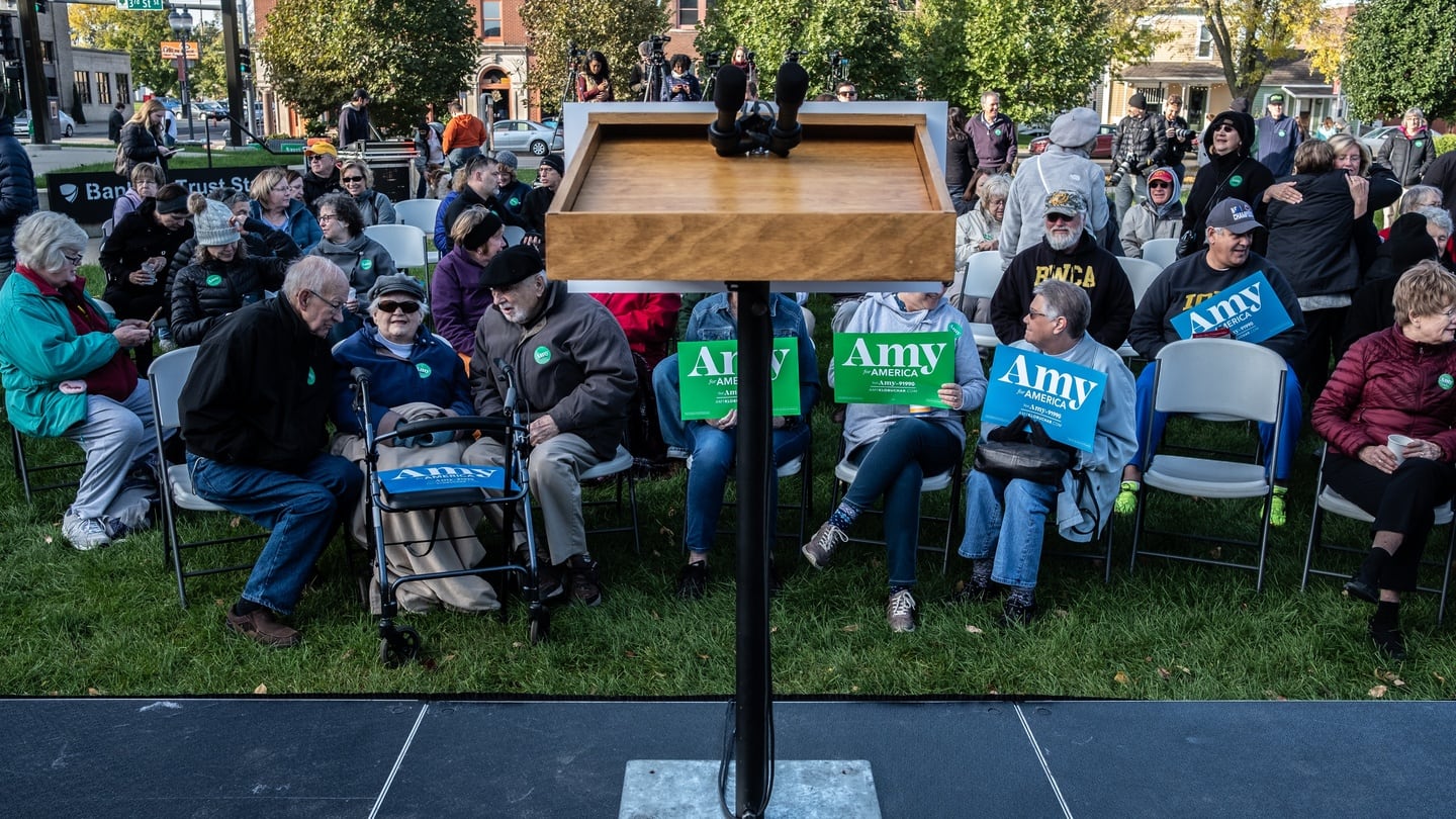 A crowd waits for Sen. Amy Klobuchar’s presidential campaign event in Cedar Rapids, Iowa, Oct. 18, 2019. (Jordan Gale/The New York Times)