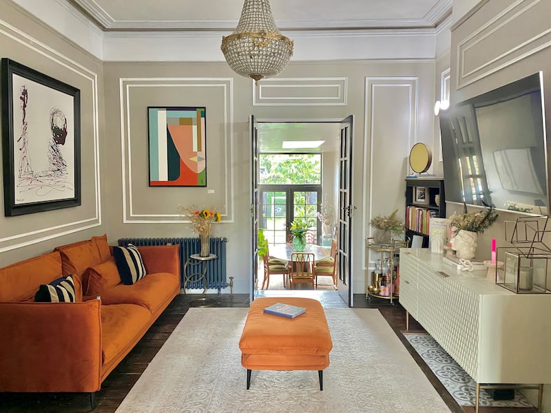 Second sittingroom with steps down to kitchen