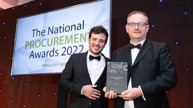 Alex Lynam, Account Manager, BusinessRiver, presents the Best Procurement Team of the Year award to Chris Quinlan, Dublin Bus.