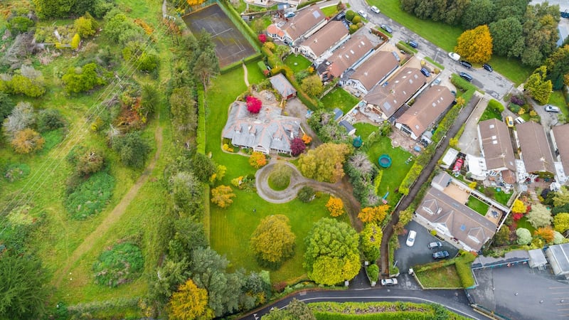 Mountain Lodge’s extensive grounds include a tennis court and numerous patio areas.