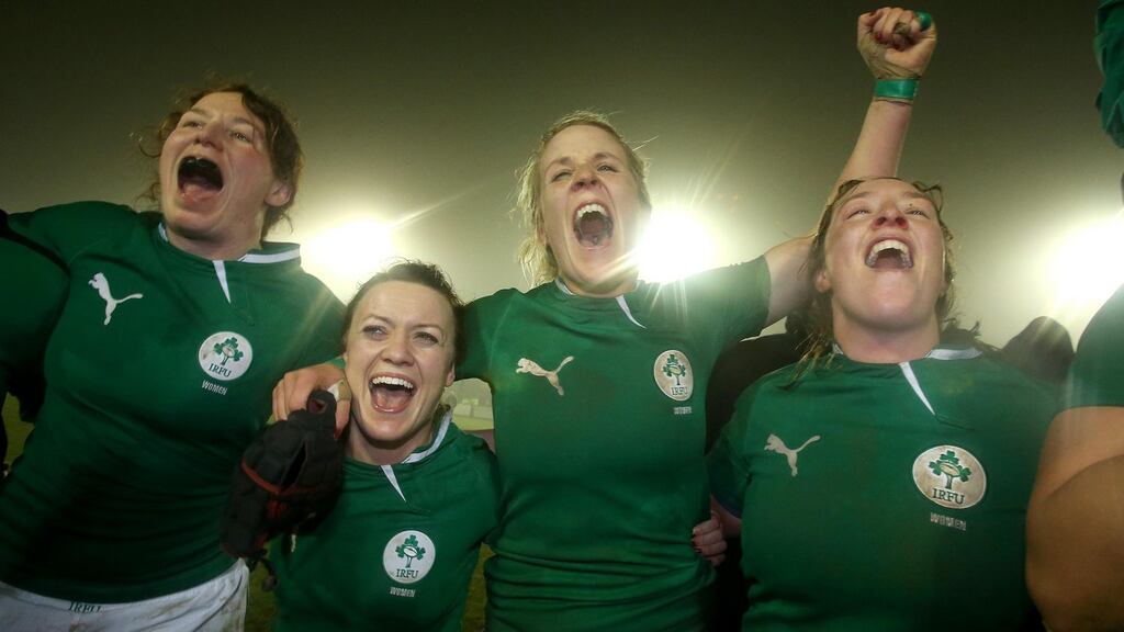 Ireland’s Lynne Cantwell (second left)
celebrates the win over France in Ashbourne with team-mates Niamh Kavanagh, Joy Neville and Gillian Burke. Photograph:
Dan Sheridan/Inpho