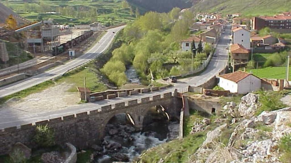 Once a lively mining hub, Ciñera de Gordón is now a shadow of itself. “They’re selling everything,” Ángel Lobato Rabanal, a retired miner, told Diario de Valderrueda newspaper. “But who’s going to buy it?”
