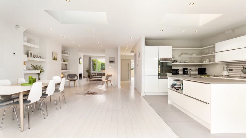 Open-plan living area with kitchen, dining area and livingroom to the front