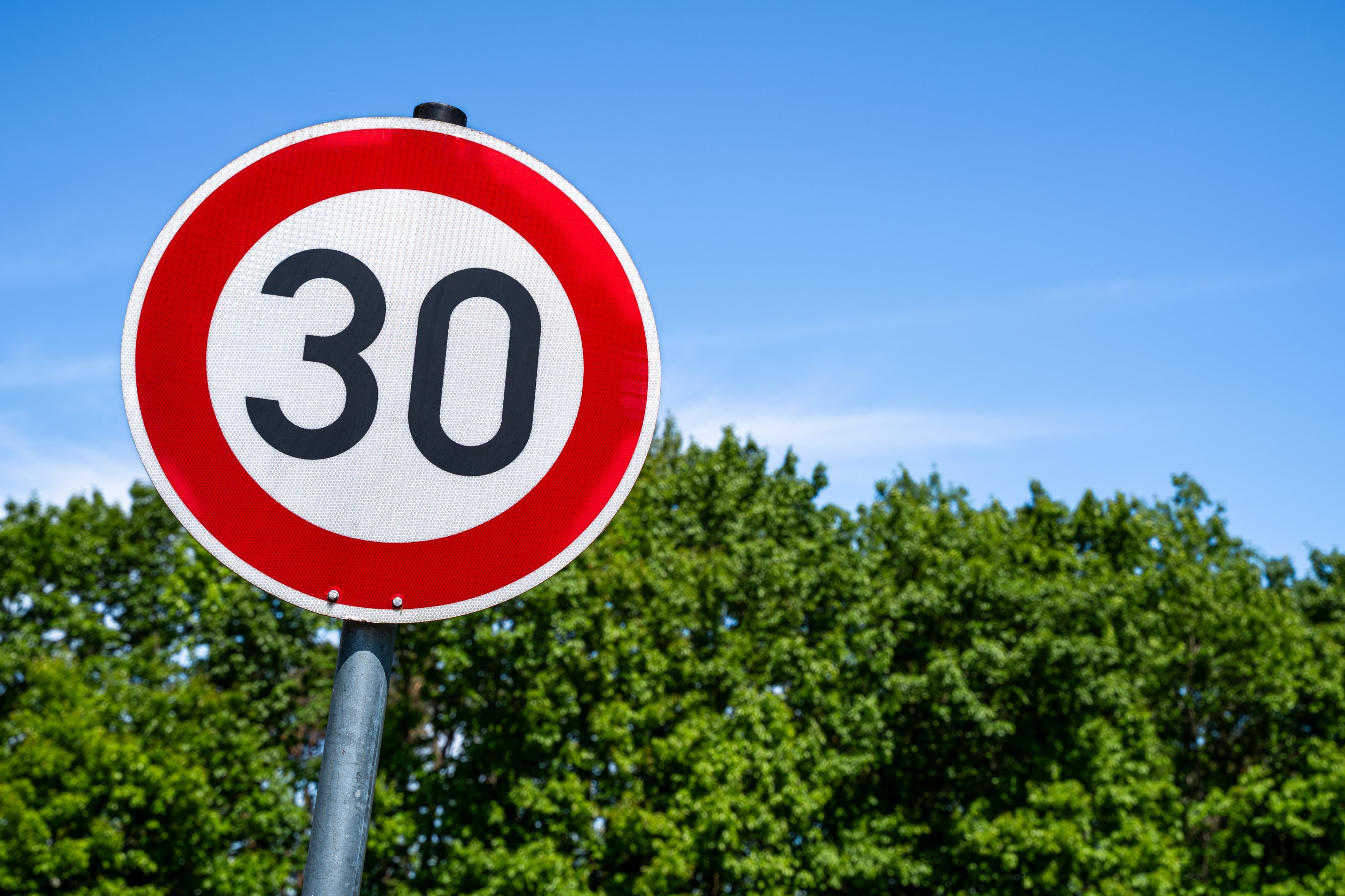 Cut in urban speed limits to 30km/h to come into force by 2027 to make roads safer