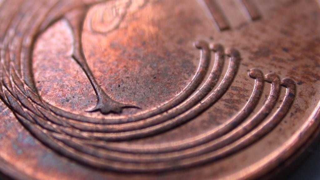 De ghnáth bhíodh na pinginí salach go leor tar éis a bheith ag gabháil ó láimh go láimh. Grianghraf: iStock