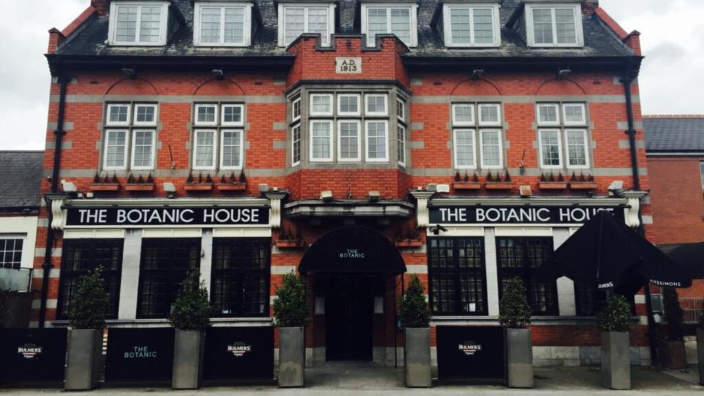 Botanic House on Botanic Road in Dublin 9: public house in turn-key condition and five apartments.
