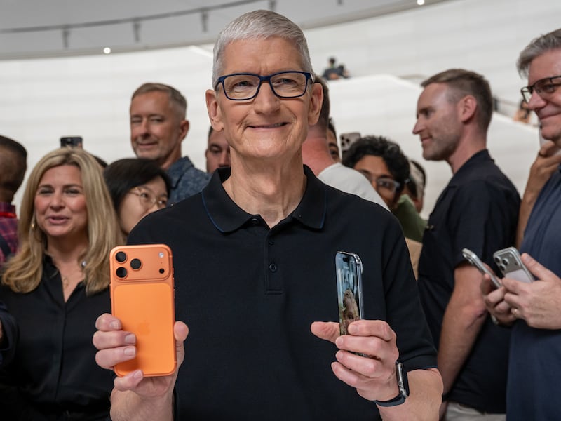 Apple predicts return to growth as revenue dips in China