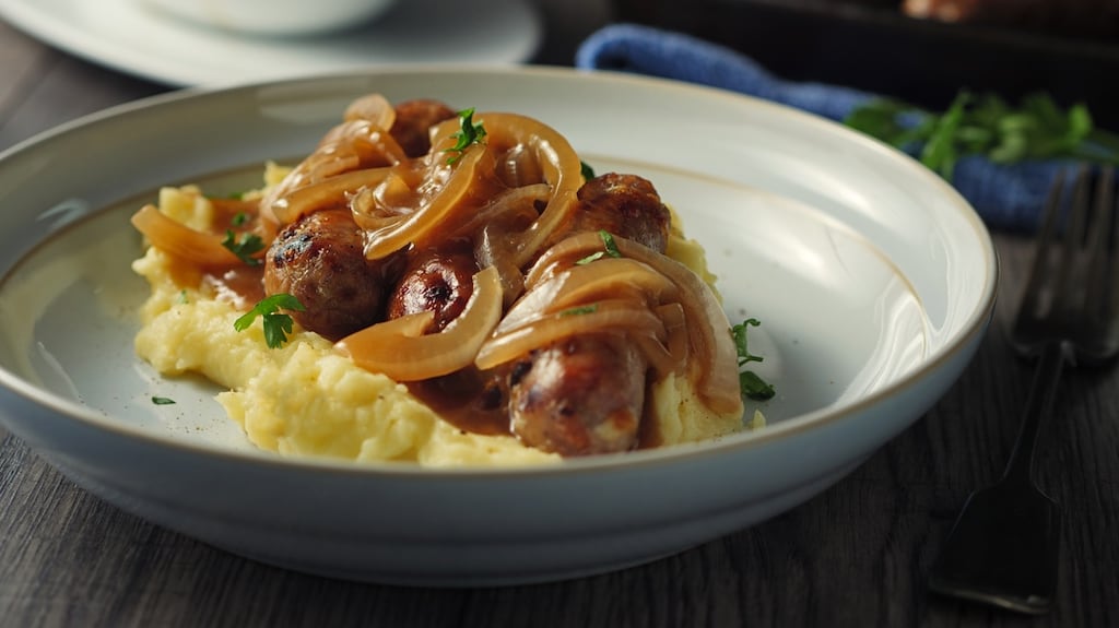 Sausages with beer and onion gravy: nourishing food to feed a family