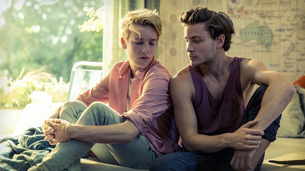 Jannik Schümann and Louis Hofmann in Die Mitte der Welt (2016)