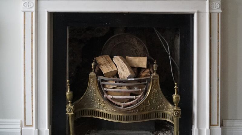 Neo-classical Sienna and white marble chimney piece €4,000–€6,000
