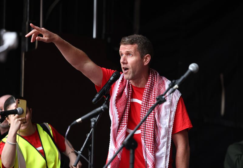 Ciarán Mac Giolla Bhéin ag caint leis an slua a d'fhreastail ar an mórshiúl CEARTA i mBaile Átha Cliath an mhí seo caite. Grianghraf: Dara Mac Dónaill