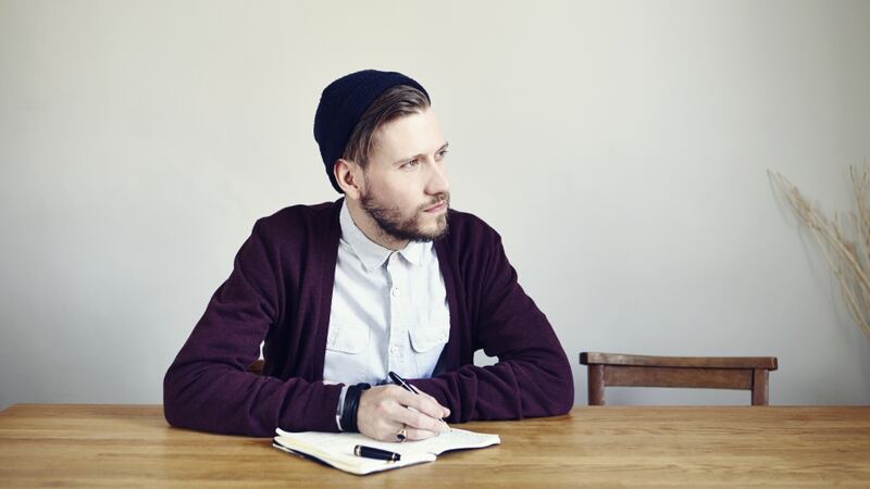 When the emotional side of the relationship is going badly, men feel less connected to their partners. The woman, on the other hand, feels dissatisfaction with the relationship.