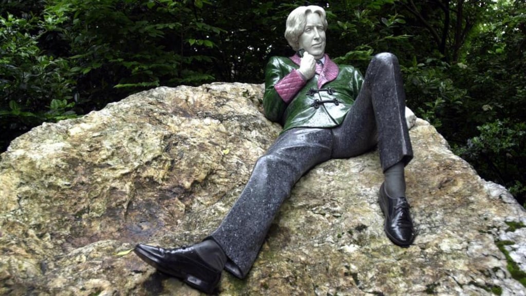 The statue of Oscar Wilde in Dublin: Instead of the Wilde of the well-known plays, the Enniskillen festival will focus on readings and stagings of De Profundis, The Decay of Lying and The Ballad of Reading Gaol, writers such as Alan Hollinghurst, Will Self and Neil Bartlett will engage with Wildean themes, there will be performances of Mahler, Schumann, Grieg and Richard Strauss, and the town and surrounding gardens will be bedecked with flowers