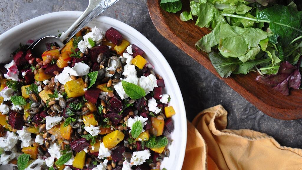 Ideal for packed lunch or picnic: roast beetroot with lentils and feta