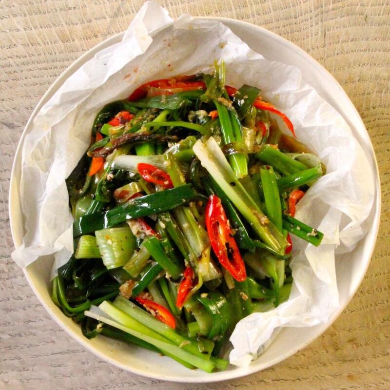 Fried spring onions with dried chilli