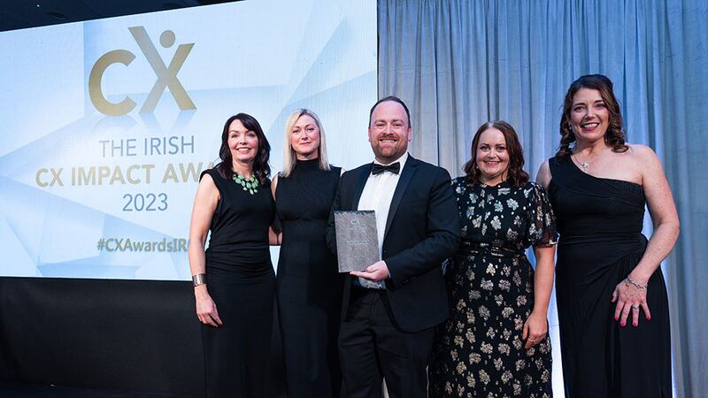 Jenny McCoy, awards judge, presents the CX impact in transport, logistics & delivery award to the Aer Lingus team.