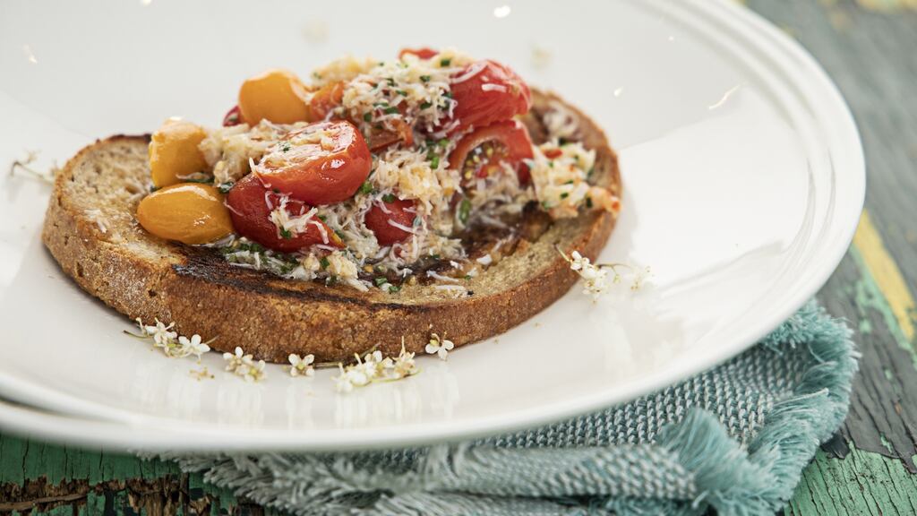 Buttered tomatoes on toast with elderflower and crab